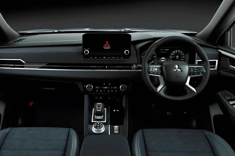 Tính từ tháng 4-9/2022, Mitsubishi đã bán được hơn 10.000 chiếc Outlander PHEV cho khách hàng nội địa. So với bản thường, Mitsubishi Outlander Black Edition PHEV 2023 tạo sự khác biệt bằng những chi tiết ngoại thất màu đen như lưới tản nhiệt, tấm ốp gầm trước/sau, ốp gương chiếu hậu, các cột bên sườn và bộ vành hợp kim 20 inch. 