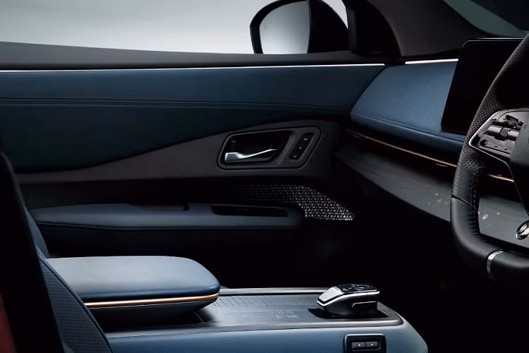 Nếu đi kèm pin 87 kWh, Nissan Ariya 2022 phiên bản AWD sẽ có công suất tối đa 388 mã lực và mô-men xoắn cực đại 600 Nm. Sức mạnh này cho phép xe tăng tốc từ 0-100 km/h trong 5,1 giây và đạt phạm vi di chuyển 580 km. Ở Nhật Bản, Nissan Ariya 2022 có hệ thống sạc nhanh CHAdeMO 130 kW nên người dùng chỉ cần chờ 30 phút là có thể chạy thêm 375 km nữa.