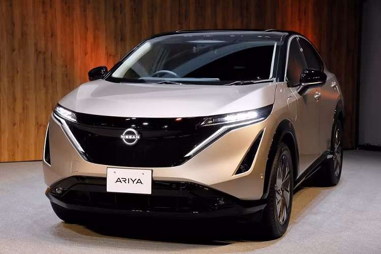 Cụ thể, Nissan Ariya 2022 phiên bản 1 mô-tơ điện sẽ có công suất tối đa 215 mã lực và mô-men xoắn cực đại 300 Nm nếu dùng pin 63 kWh. Nhờ đó, xe có thể chạy được 450 km sau khi sạc đầy pin và tăng tốc từ 0-100 km/h trong 7,5 giây. Công suất tối đa tương ứng của phiên bản 1 mô-tơ điện khi dùng pin 87 kWh là 239 mã lực. Tuy nhiên, vì nặng hơn nên xe sẽ cần 7,6 giây để tăng tốc từ 0-100 km/h.