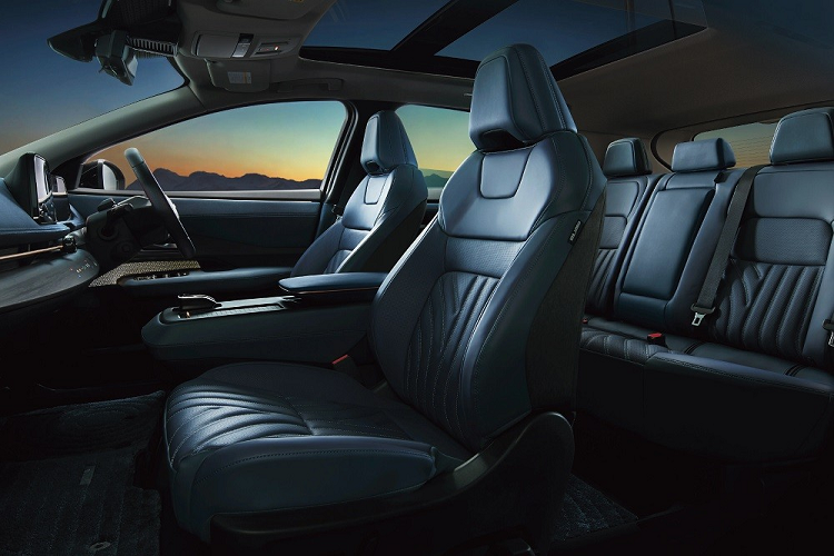 Phạm vi hoạt động của Nissan Ariya 2022 phiên bản 1 mô-tơ điện và pin 87 kWh và 610 km. Tiếp đến là phiên bản 2 mô-tơ điện, dẫn động 4 bánh toàn thời gian AWD với công suất tối đa 335 mã lực và mô-men xoắn cực đại 560 Nm nếu kết hợp với pin 63 kWh. Phiên bản này có thể tăng tốc từ 0-100 km/h trong 5,6 giây và hoàn thành quãng đường 430 km sau khi sạc đầy pin.