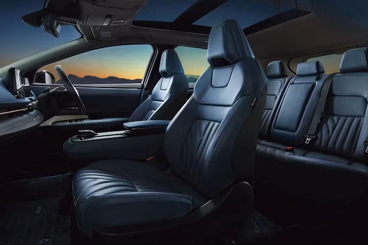 Phạm vi hoạt động của Nissan Ariya 2022 phiên bản 1 mô-tơ điện và pin 87 kWh và 610 km. Tiếp đến là phiên bản 2 mô-tơ điện, dẫn động 4 bánh toàn thời gian AWD với công suất tối đa 335 mã lực và mô-men xoắn cực đại 560 Nm nếu kết hợp với pin 63 kWh. Phiên bản này có thể tăng tốc từ 0-100 km/h trong 5,6 giây và hoàn thành quãng đường 430 km sau khi sạc đầy pin.