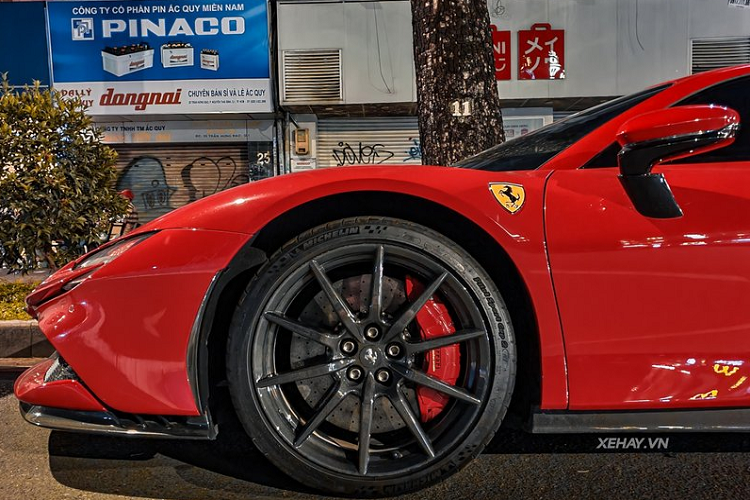 Về tổng thể, siêu xe Ferrari SF90 Stradale có những đường nét thiết kế mềm mại, mang nhiều điểm tương đồng với mẫu hypercar LaFerrari và cả F8 Tributo, bao gồm đầu xe nhọn, mui xe bằng sợi carbon và có nhiều đường cắt xẻ khắp thân xe.