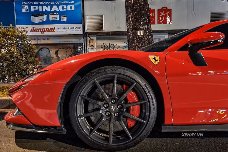 Về tổng thể, siêu xe Ferrari SF90 Stradale có những đường nét thiết kế mềm mại, mang nhiều điểm tương đồng với mẫu hypercar LaFerrari và cả F8 Tributo, bao gồm đầu xe nhọn, mui xe bằng sợi carbon và có nhiều đường cắt xẻ khắp thân xe.