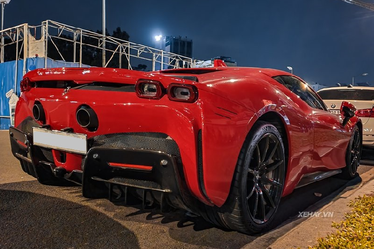 Đặc biệt, mẫu siêu xe hybrid được trang bị nắp động cơ bằng kính trong suốt, khoang máy ốp sợi carbon, hai bên là nắp nhiên liệu và ổ cắm sạc điện.