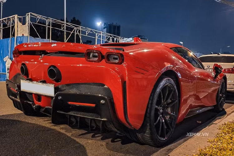 Đặc biệt, mẫu siêu xe hybrid được trang bị nắp động cơ bằng kính trong suốt, khoang máy ốp sợi carbon, hai bên là nắp nhiên liệu và ổ cắm sạc điện.