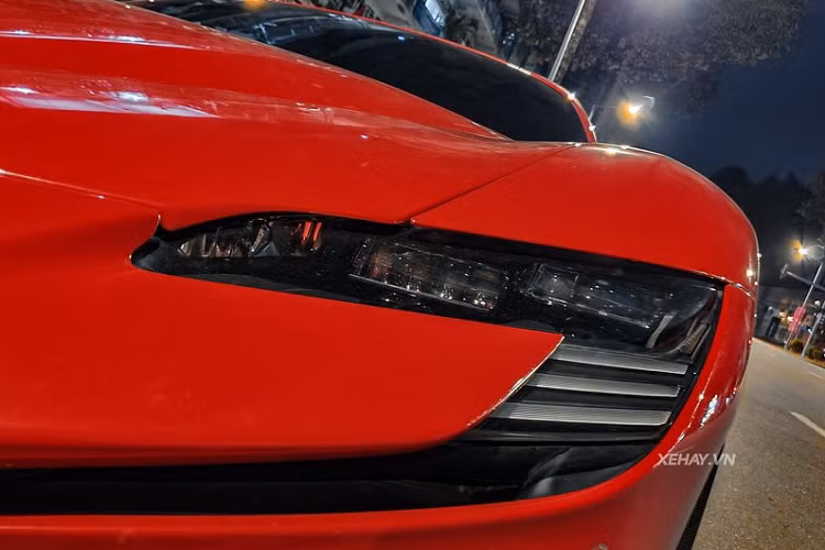  Giá xe Ferrari SF90 Stradale đầu tiên về Việt Nam này được đồn đoán trên 40 tỷ đồng, đắt hơn đáng kể so với xe chính hãng (từ 34,5 tỷ đồng) nhưng bù lại khách được nhận xe sớm thay vì chờ đợi 8 - 12 tháng.