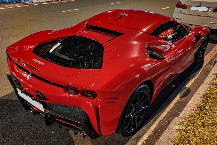 Điểm nổi bật nhất của SF90 Stradale nằm ở hệ truyền động, đây là siêu xe sử dụng hệ truyền động plug-in hybrid đầu tiên trong lịch sử của nhà "ngựa chồm".