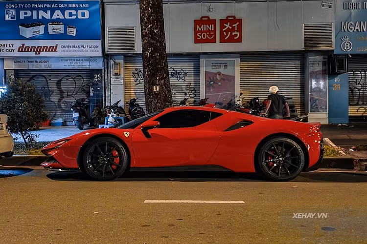 Xe dùng khối động cơ xăng tăng áp V8 4.0L, kết hợp với 3 mô-tơ điện cho tổng công suất lên tới 1.000 mã lực. Nhờ vậy, SF90 Stradale dễ dàng tăng tốc từ 0 - 100 km/h chỉ với 2,5 giây trước khi đạt vận tốc tối đa 340 km/h.