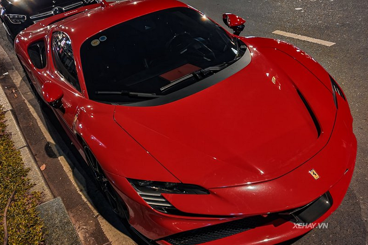 Siêu phẩm còn có hàng loạt các chi tiết khác như hốc hút gió trước, ốp hông xe, cánh chia gió hông, bộ khuếch tán gió,…đều có cấu tạo từ vật liệu sợi carbon siêu nhẹ.