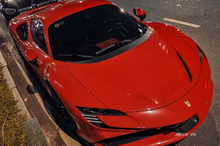 Siêu phẩm còn có hàng loạt các chi tiết khác như hốc hút gió trước, ốp hông xe, cánh chia gió hông, bộ khuếch tán gió,…đều có cấu tạo từ vật liệu sợi carbon siêu nhẹ.