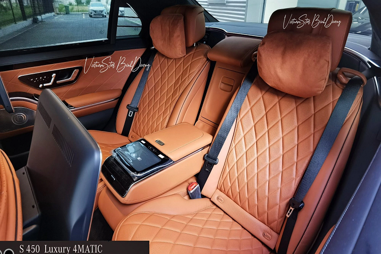 Ngoại hình cả hai phiên bản này vẫn giống hệt với bản nhập Đức như sử dụng đèn MultiBeam LED, đèn hậu LED, thiết kế vành 19 inch (S 450) và 20 inch (S 450 Luxury), tay nắm cửa dạng ẩn, đèn chào mừng,... Kích thước xe vẫn là thuộc phiên bản kéo dài, tức lần lượt đạt 5.300 x 1.937 x 1.503 mm (DxRxC), chiều dài cơ sở là 3.216 mm. 