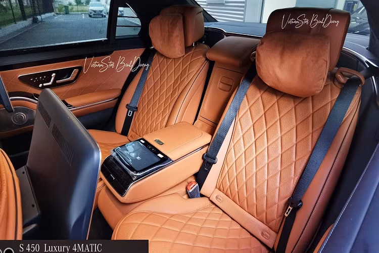 Ngoại hình cả hai phiên bản này vẫn giống hệt với bản nhập Đức như sử dụng đèn MultiBeam LED, đèn hậu LED, thiết kế vành 19 inch (S 450) và 20 inch (S 450 Luxury), tay nắm cửa dạng ẩn, đèn chào mừng,... Kích thước xe vẫn là thuộc phiên bản kéo dài, tức lần lượt đạt 5.300 x 1.937 x 1.503 mm (DxRxC), chiều dài cơ sở là 3.216 mm. 