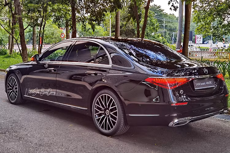 Cụ thể, cả hai bản Mercedes-Benz S 450 L nhập khẩu Thái Lan có thêm hệ dẫn động 4 bánh toàn thời gian (4Matic) tiêu chuẩn thay vì dẫn động cầu sau như bản nhập từ Đức. Ngoài ra, phiên bản S 450 4Matic Luxury còn bị lược bỏ tính năng đánh lái bánh sau. Đây là hai thay đổi lớn nhất về mặt trang bị trên mẫu S 450 nhập Thái Lan. 