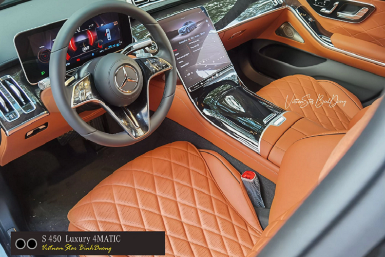 Giá xe Mercedes-Benz S-Class 2022 nhập Thái của hai phiên bản này cũng giảm đáng kể so với thời điểm nhập khẩu từ Đức. Phiên bản S 450 L có mức niêm yết mới là 4,879 tỷ đồng (giá cũ 5,199 tỷ) trong khi bản Luxury là 5,379 tỷ đồng (giá cũ 5,749 tỷ). Như vậy, xe nhập Thái giảm lần lượt 320 triệu và 370 triệu đồng.