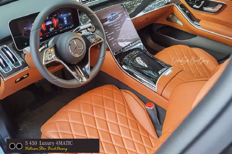 Giá xe Mercedes-Benz S-Class 2022 nhập Thái của hai phiên bản này cũng giảm đáng kể so với thời điểm nhập khẩu từ Đức. Phiên bản S 450 L có mức niêm yết mới là 4,879 tỷ đồng (giá cũ 5,199 tỷ) trong khi bản Luxury là 5,379 tỷ đồng (giá cũ 5,749 tỷ). Như vậy, xe nhập Thái giảm lần lượt 320 triệu và 370 triệu đồng.