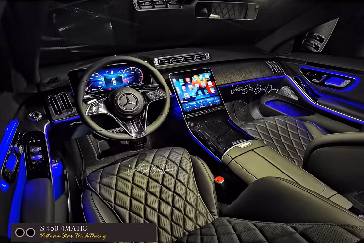 Bên trong nội thất, thiết kế và trang bị vẫn được giữ nguyên trên phiên bản S 450 tiêu chuẩn. Sự khác biệt chỉ có trên bản Luxury khi không còn hệ thống hiển thị thông tin kính lái (HUD) ở sau vô-lăng nhưng vẫn được giữ nguyên ghế ngồi bọc da Nappa.