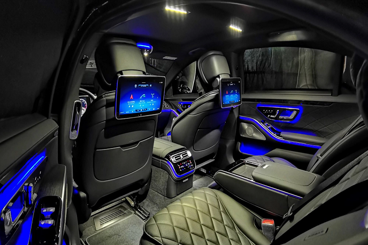 Động cơ của 2 bản này đều là máy I6 dung tích 3 lít có công nghệ EQ Boost, công suất 367 mã lực, mô-men xoắn 500 Nm, kết hợp số tự động 9 cấp.