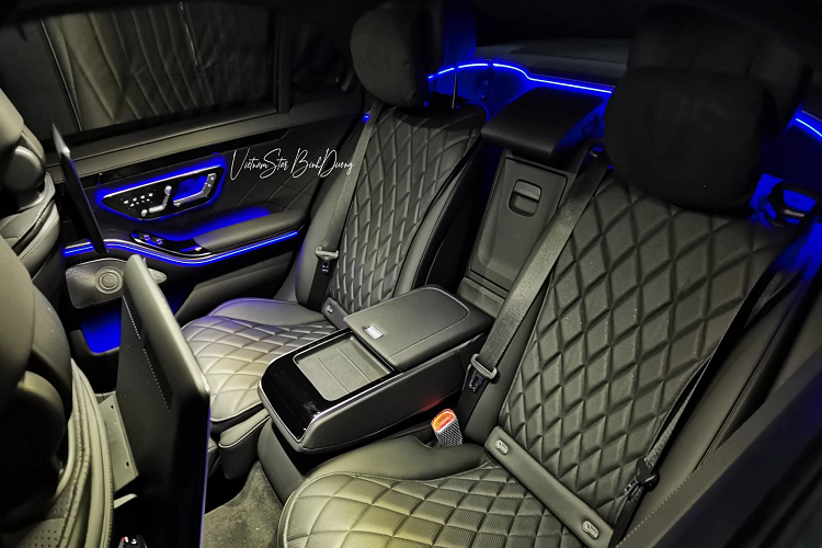 Xe vẫn được trang bị đèn viền nội thất 64 màu, cửa sổ trời toàn cảnh, 15 loa Burmester 3D, 2 màn hình 11,6 inch cho hàng ghế sau, màn hình 12,8 inch trung tâm có kết nối Apple Carplay/Android Auto không dây, sưởi/làm mát/massage 4 ghế,...