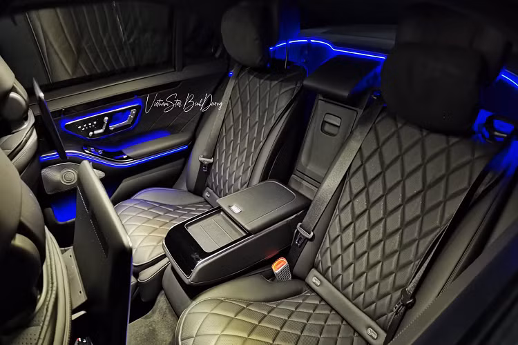 Xe vẫn được trang bị đèn viền nội thất 64 màu, cửa sổ trời toàn cảnh, 15 loa Burmester 3D, 2 màn hình 11,6 inch cho hàng ghế sau, màn hình 12,8 inch trung tâm có kết nối Apple Carplay/Android Auto không dây, sưởi/làm mát/massage 4 ghế,...