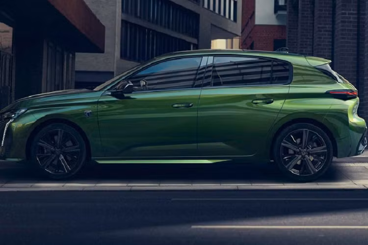 Hệ thống truyền động điện sẽ được cung cấp cho cả phiên bản Peugeot 308 hatchback và 308 SW wagon. Bộ pin sẽ được Peugeot lắp đặt dưới sàn xe, trong khi hệ truyền động nằm ở dưới mui xe.