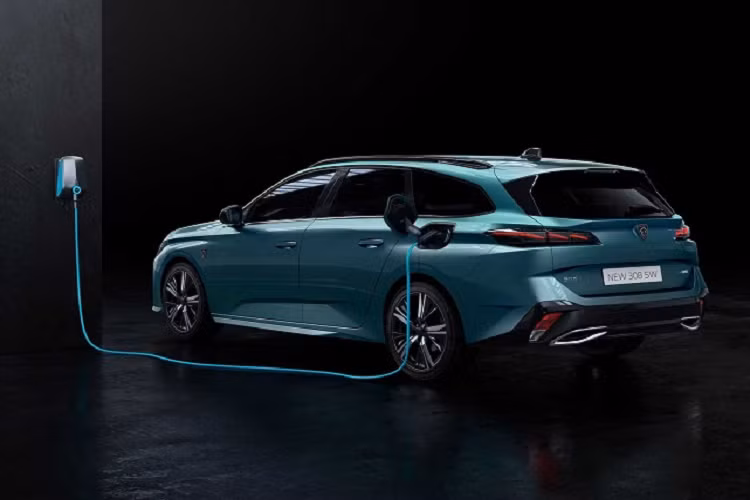 Theo kế hoạch, Peugeot E-308 hoàn toàn mới sẽ bắt đầu được sản xuất vào tháng 7/2023, với giá bán hiện chưa được tiết lộ. Tương tự như phiên bản plug-in hybrid, Peugeot kỳ vọng E-308 sẽ chiếm ít nhất 20% tổng doanh số bán hàng của mẫu xe 308 khi được mở bán.