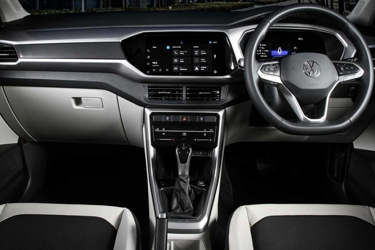 Cụ thể, tại Indonesia, Volkswagen T-Cross được trang bị đèn pha LED, đèn hậu LED, đèn sương mù có tính năng chiếu sáng theo hướng đánh lái, mập hợp kim 17 inch 2 tông màu, baga nóc, ăng-ten vây cá.