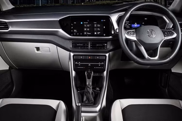 Cụ thể, tại Indonesia, Volkswagen T-Cross được trang bị đèn pha LED, đèn hậu LED, đèn sương mù có tính năng chiếu sáng theo hướng đánh lái, mập hợp kim 17 inch 2 tông màu, baga nóc, ăng-ten vây cá.