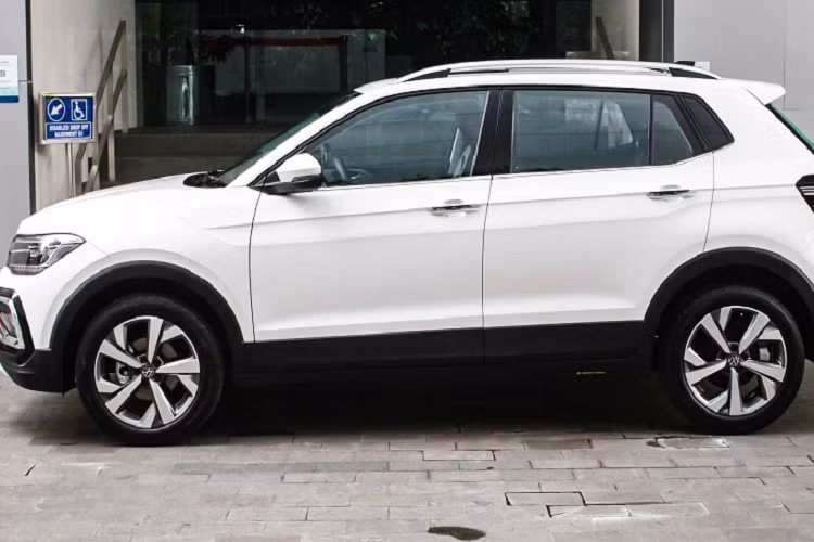 Vốn có thông tin sẽ ra mắt vào tháng 4 vừa qua nhưng vì một số lý do phải lùi lịch hẹn, Volkswagen T-Cross 2022 mới đã được Volkswagen Việt Nam xác nhận ‘‘lên sàn’’ vào ngày 10/5 tới đây. Trước đó, các đại lý cũng đã bắt đầu nhận cọc mẫu SUV cỡ B này, xe được nhập khẩu nguyên chiếc từ Ấn Độ với 2 phiên bản Elegance và Luxury cùng giá dự kiến khởi điểm từ 1,1 tỷ và cao nhất lên tới 1,3 tỷ đồng.