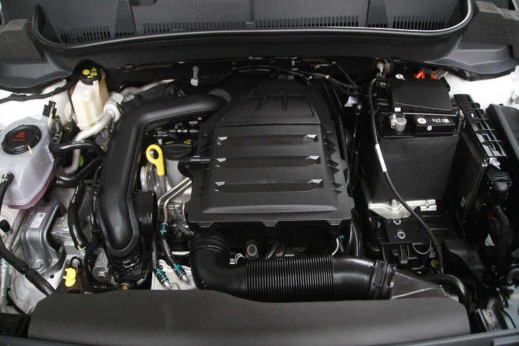 Về khả năng vận hành, Volkswagen T-Cross được trang bị động cơ xăng tăng áp, dung tích 1.0L đi kèm hộp số tự động 6 cấp, sản sinh công suất tối đa 115 mã lực và mô-men xoắn cực đại 178 Nm.