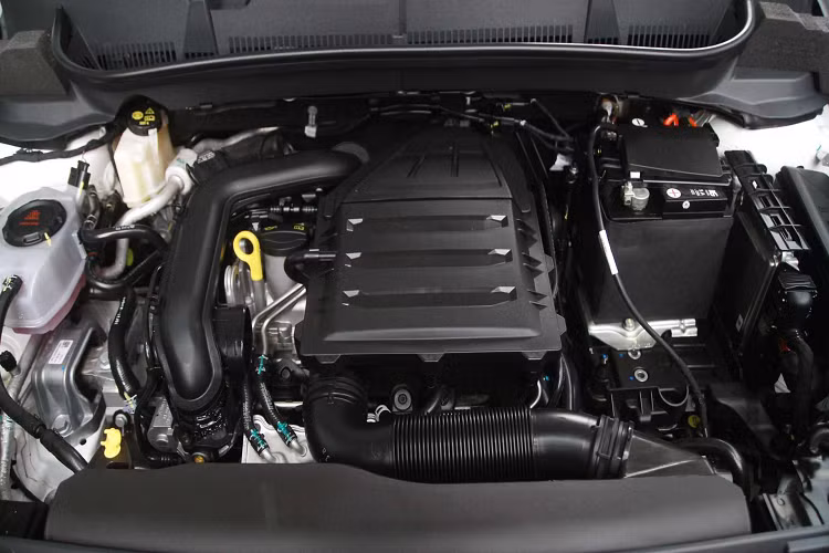 Về khả năng vận hành, Volkswagen T-Cross được trang bị động cơ xăng tăng áp, dung tích 1.0L đi kèm hộp số tự động 6 cấp, sản sinh công suất tối đa 115 mã lực và mô-men xoắn cực đại 178 Nm.