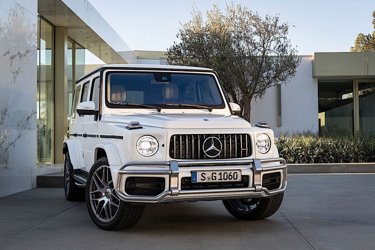 Tương tự, giá xe Mercedes-Benz G 400d trước thuế đã tăng từ 101.439 USD (khoảng 2,31 tỷ đồng) lên 106.984 USD (khoảng 2,44 tỷ đồng). Đối với Mercedes-Benz G 500 2022 giờ đây sẽ có mức giá 140,621 USD (khoảng 3,2 tỷ đồng), đã bao gồm thuế VAT.