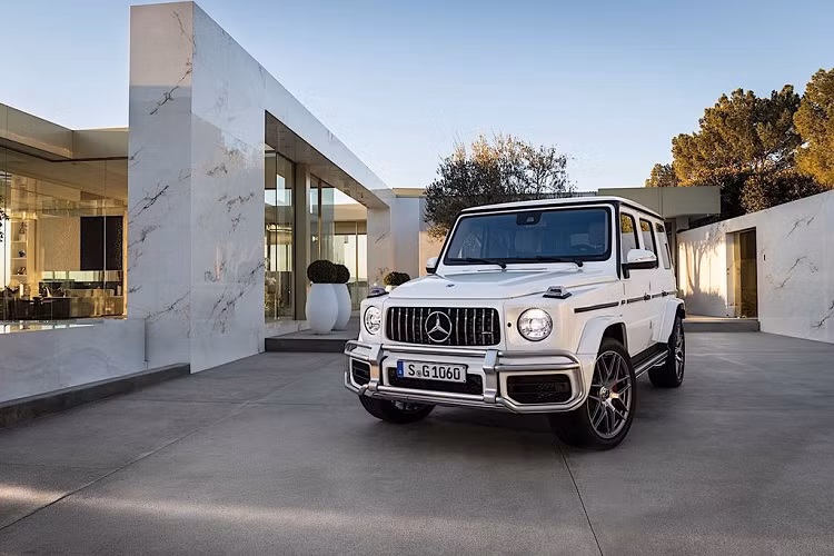 Tài liệu này hiện chỉ cho thấy những thay đổi về giá xe Mercedes-Benz G-Class tại Đức. Theo đó, các phiên bản G 350d, G 400d, G 500 và G 63 đều bị tăng giá. Đầu tiên là Mercedes-Benz G 350d từng có giá niêm yết là 98.125 USD (khoảng 2,23 tỷ đồng) (không bao gồm VAT), sau khi bị đánh thêm phí và điều chỉnh giá lạm phát sẽ có mức giá 102.573 USD (khoảng 2,34 tỷ đồng), trước VAT.
