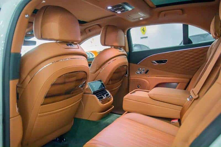 Về truyền động, Bentley Flying Spur V8 được trang bị khối động cơ V8 4.0l tăng áp kép, sản sinh công suất tối đa 550 mã lực và 770 Nm mô-men xoắn.