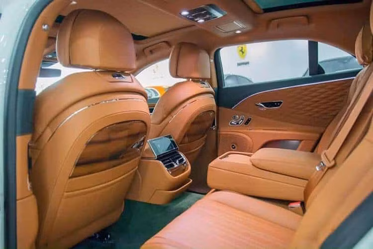 Về truyền động, Bentley Flying Spur V8 được trang bị khối động cơ V8 4.0l tăng áp kép, sản sinh công suất tối đa 550 mã lực và 770 Nm mô-men xoắn.
