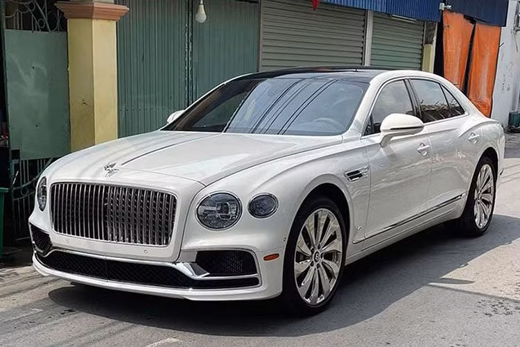 Có thể thấy, những năm gần đây, đã có nhiều xe sang và siêu xe danh tiếng được đưa về Đắk Lắk bởi các bạn trẻ tài giỏi, ví dụ như chiếc Lamborghini Aventador LP700-4 Roadster của thanh niên bán sầu riêng hay Ferrari 488 GTB mới về Buôn Ma Thuột cách đây không lâu.