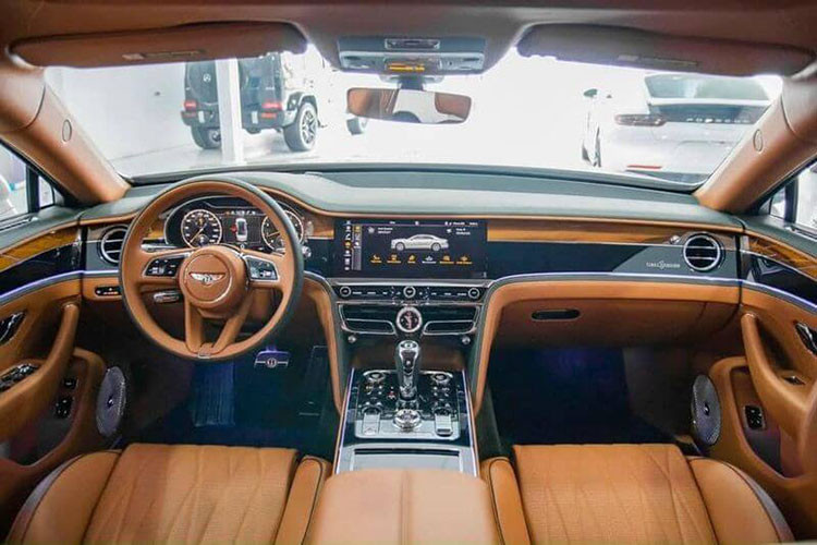 Bên trong khoang lái xe siêu sang Bentley Flying Spur V8 của cô nàng bán mỹ phẩm Đắk Lắk mới nhận ra biển trắng này có nội thất màu vàng da bò với điểm nhấn nhiều chi tiết bọc da sang trọng cùng các chi tiết khác được ốp gỗ đắt tiền.