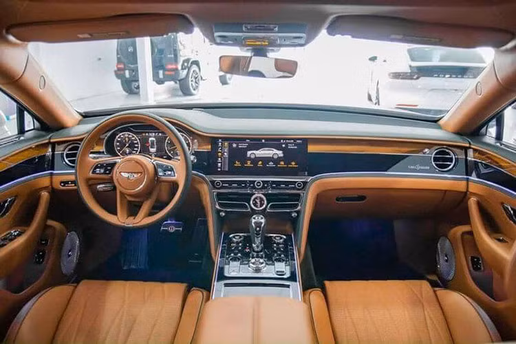 Bên trong khoang lái xe siêu sang Bentley Flying Spur V8 của cô nàng bán mỹ phẩm Đắk Lắk mới nhận ra biển trắng này có nội thất màu vàng da bò với điểm nhấn nhiều chi tiết bọc da sang trọng cùng các chi tiết khác được ốp gỗ đắt tiền.