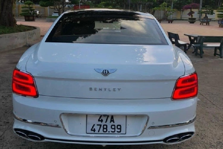 Xe siêu sang Bentley Flying Spur hiện đang trải qua thế hệ thứ 3 với nhiều sự thay đổi “đắt giá” ở ngoại thất. Bentley Flying Spur có 2 bản trang bị là V8 và W12 với điểm khác nhau cơ bản nằm ở động cơ và giá bán.