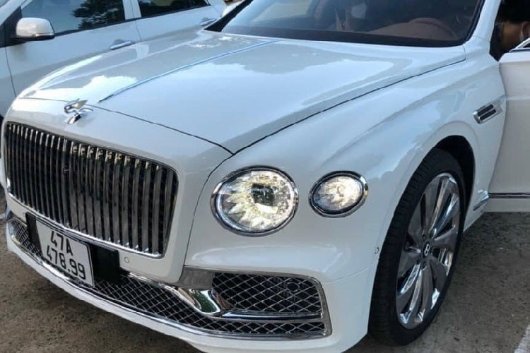 Ước tính cô gái trẻ bán mỹ phẩm ở Buôn Ma Thuột đã phải chi ra hơn 20 tỷ đồng để sở hữu và cho lăn bánh chiếc Bentley Flying Spur V8 siêu sang này. Tấm biển số của chiếc Flying Spur V8 khá đặc biệt khi có sự xuất hiện của một cặp "47", 3 số cuối là "899" cũng rất đẹp.