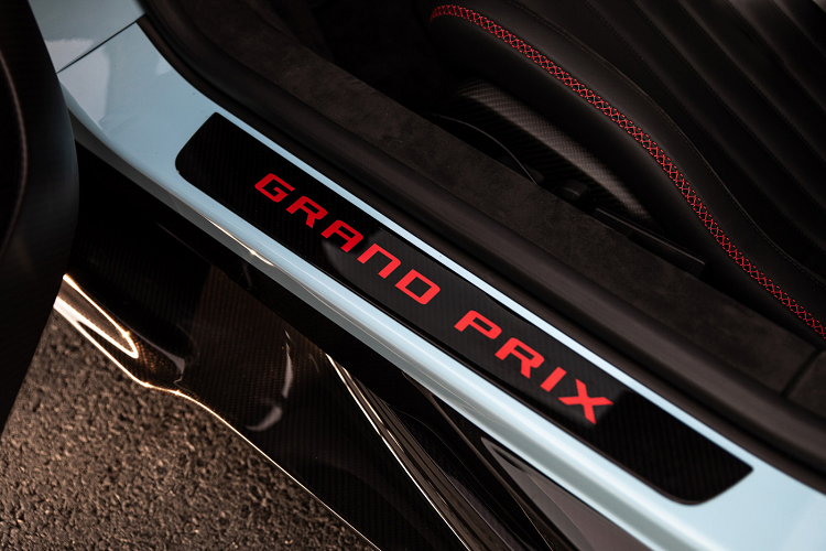 Chiếc Chiron Pur Sport này được lấy cảm hứng từ chiếc xe đua nổi tiếng trong thế kỷ 20 từng đồng hành với huyền thoại Louis Chiron. Trong số vô số chiến thắng của Louis Chiron khi cầm lái những chiếc Bugatti chính là chiến thắng huyền thoại năm 1931 của ông tại Grand Prix Pháp cùng với Achille Varzi trên chiếc Bugatti Type 51 mang màu xanh da trời với số 32.