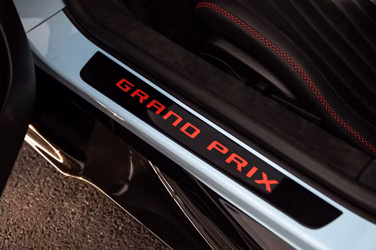 Chiếc Chiron Pur Sport này được lấy cảm hứng từ chiếc xe đua nổi tiếng trong thế kỷ 20 từng đồng hành với huyền thoại Louis Chiron. Trong số vô số chiến thắng của Louis Chiron khi cầm lái những chiếc Bugatti chính là chiến thắng huyền thoại năm 1931 của ông tại Grand Prix Pháp cùng với Achille Varzi trên chiếc Bugatti Type 51 mang màu xanh da trời với số 32.