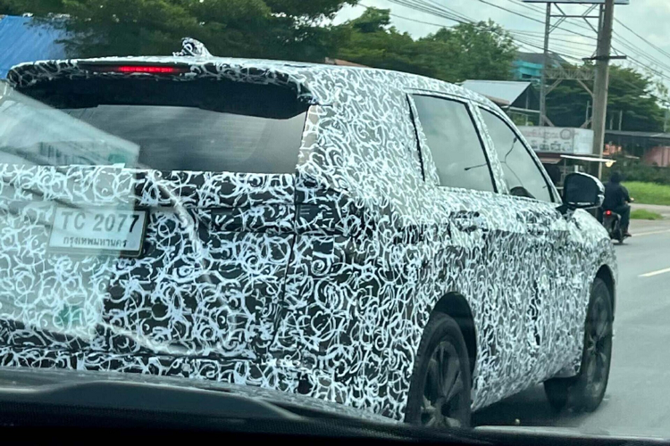 Sắp tới, Honda CR-V 2023 thế hệ mới sẽ sớm được ra mắt toàn cầu và Thái Lan sẽ là thị trường đầu tiên giới thiệu mẫu xe này tại khu vực Đông Nam Á. Bởi vì Thái Lan là quốc gia đặt nhà máy lắp ráp các dòng xe của Honda như Accord, Civic và CR-V xuất đi nhiều quốc gia trong khu vực bao gồm cả Việt Nam. Khả năng cao, Honda CR-V 2023 sẽ về Việt Nam trong năm tới, sớm nhất vào thời điểm quý II hay quý III năm sau.