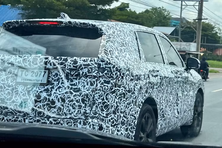 Sắp tới, Honda CR-V 2023 thế hệ mới sẽ sớm được ra mắt toàn cầu và Thái Lan sẽ là thị trường đầu tiên giới thiệu mẫu xe này tại khu vực Đông Nam Á. Bởi vì Thái Lan là quốc gia đặt nhà máy lắp ráp các dòng xe của Honda như Accord, Civic và CR-V xuất đi nhiều quốc gia trong khu vực bao gồm cả Việt Nam. Khả năng cao, Honda CR-V 2023 sẽ về Việt Nam trong năm tới, sớm nhất vào thời điểm quý II hay quý III năm sau.