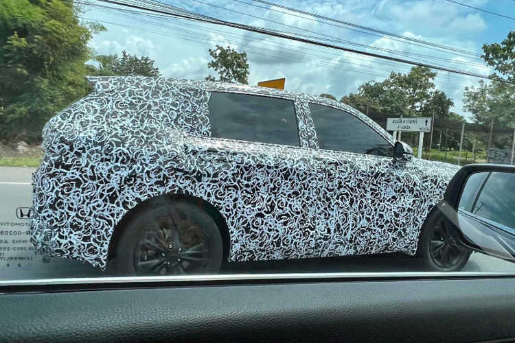 Sở hữu thiết kế mới mẽ, hứa hẹn sẽ có thêm nhiều trang bị “đồ chơi” an toàn và hỗ trợ lái – Honda CR-V 2023 thế hệ sẽ tiếp tục hấp dẫn khách hàng Việt, đồng thời tăng sức cạnh tranh hơn với các đối thủ trong phân khúc CUV 5+2 chỗ như Hyundai SantaFe, Kia Sorento đang “làm mưa làm gió” trên thị trường.