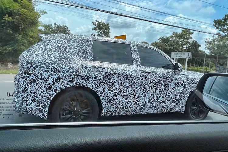 Sở hữu thiết kế mới mẽ, hứa hẹn sẽ có thêm nhiều trang bị “đồ chơi” an toàn và hỗ trợ lái – Honda CR-V 2023 thế hệ sẽ tiếp tục hấp dẫn khách hàng Việt, đồng thời tăng sức cạnh tranh hơn với các đối thủ trong phân khúc CUV 5+2 chỗ như Hyundai SantaFe, Kia Sorento đang “làm mưa làm gió” trên thị trường.