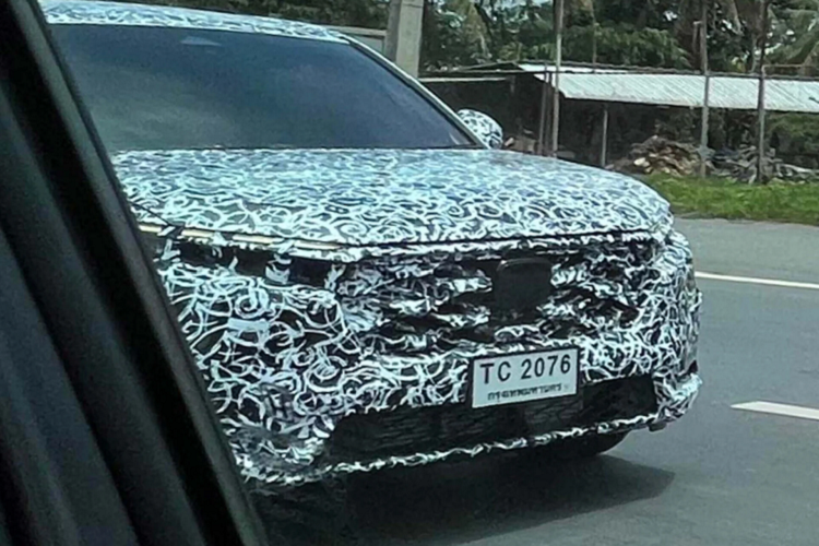 Có thể nói rằng, mẫu xe SUV Honda CR-V 2023 sẽ mang thiết kế giống với những hình ảnh rò rỉ mới đây với tổng thể xe cứng cáp, lưới tản nhiệt hình thang ngược rộng hơn và cụm đèn hậu mang hơi hướng gợi nhớ đến thiết kế đèn hậu của các mẫu xe SUV XC của thương hiệu Volvo.