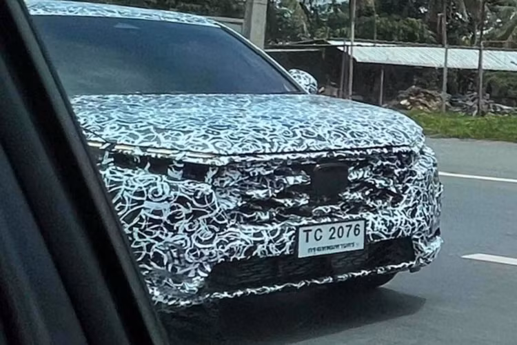 Có thể nói rằng, mẫu xe SUV Honda CR-V 2023 sẽ mang thiết kế giống với những hình ảnh rò rỉ mới đây với tổng thể xe cứng cáp, lưới tản nhiệt hình thang ngược rộng hơn và cụm đèn hậu mang hơi hướng gợi nhớ đến thiết kế đèn hậu của các mẫu xe SUV XC của thương hiệu Volvo.