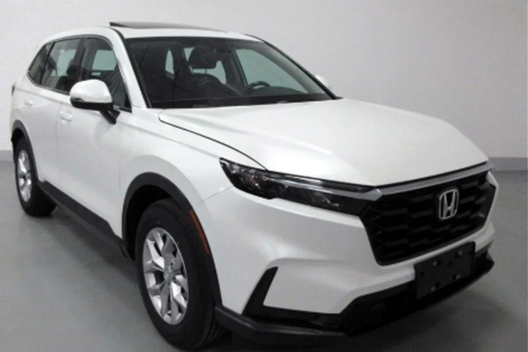 Honda CR-V 2023 mới dự kiến sẽ có nhiều phiên bản động cơ và hệ truyền động, bao gồm động cơ xăng 1.5L tăng áp, động cơ hybrid e: HEV và động cơ hybrid cắm sạc e: PHEV. Theo đó, xe sẽ sử dụng động cơ xăng 4 xi-lanh, chu trình Atkinson, dung tích 2.0L cho công suất 145 mã lực tại 6.200 vòng/phút và mô-men xoắn cực đại 175 Nm tại 3.500 vòng/phút.