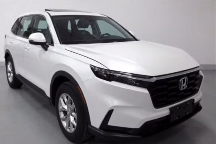 Honda CR-V 2023 mới dự kiến sẽ có nhiều phiên bản động cơ và hệ truyền động, bao gồm động cơ xăng 1.5L tăng áp, động cơ hybrid e: HEV và động cơ hybrid cắm sạc e: PHEV. Theo đó, xe sẽ sử dụng động cơ xăng 4 xi-lanh, chu trình Atkinson, dung tích 2.0L cho công suất 145 mã lực tại 6.200 vòng/phút và mô-men xoắn cực đại 175 Nm tại 3.500 vòng/phút.