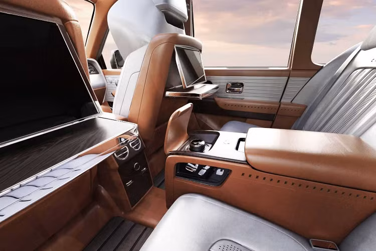 Sức mạnh đó truyền đến tất cả bốn bánh thông qua hệ dẫn động bốn bánh và hộp số tự động tám cấp ZF. Hiện tại, thương hiệu Carlex Design vẫn chưa tiết lộ giá bán cho phiên bản này.